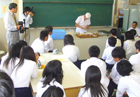 青山講師の実演(鳥居本中)