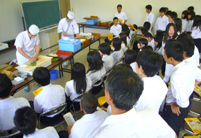 青山講師と広瀬講師による握りや巻き寿司の実演(愛東中)